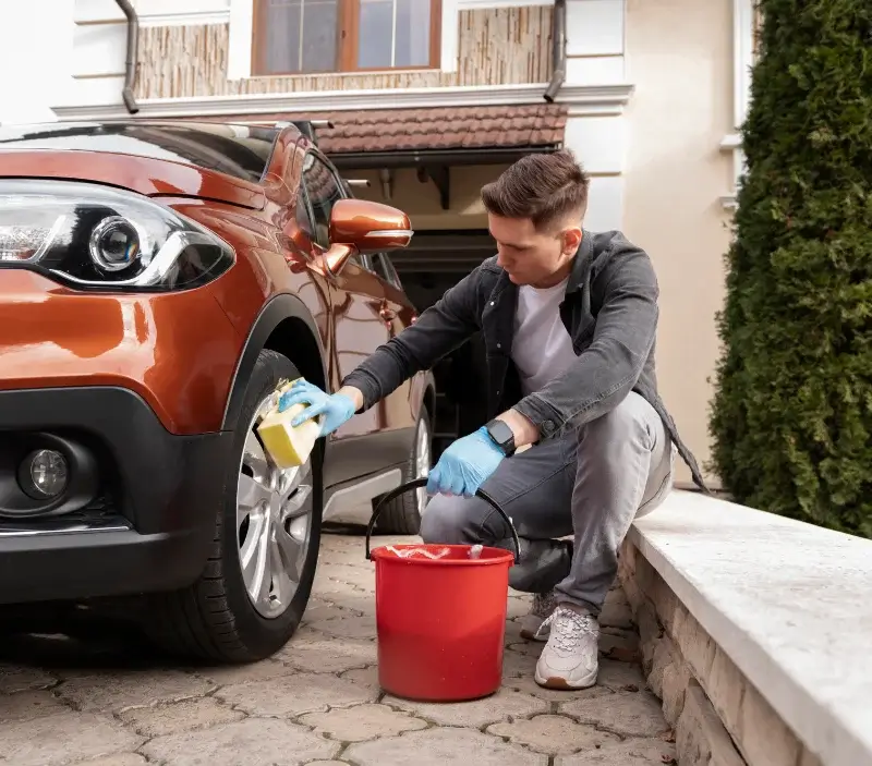 Lavage auto à domicile Casamaccioli : professionnel intervenant sur un véhicule